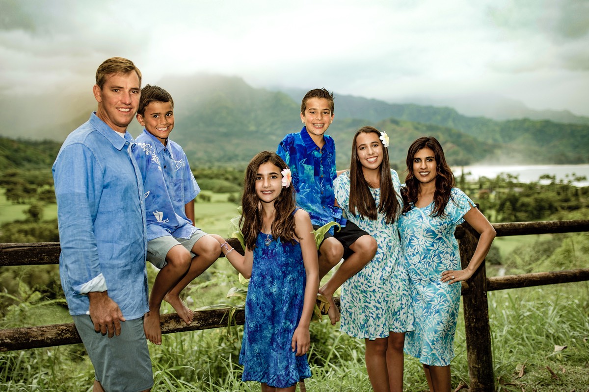 family at Hanalei lookout, by Kauai photographer David Marsh