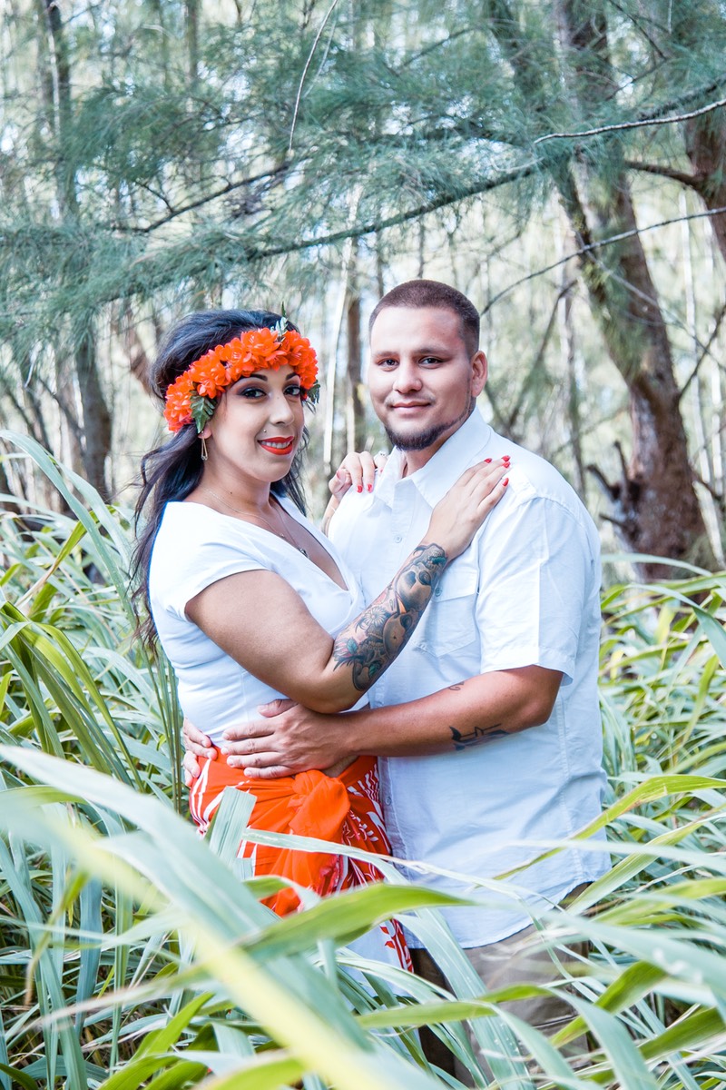 Kauai wedding photographer Difraser found some long grass on the bluff for this shot