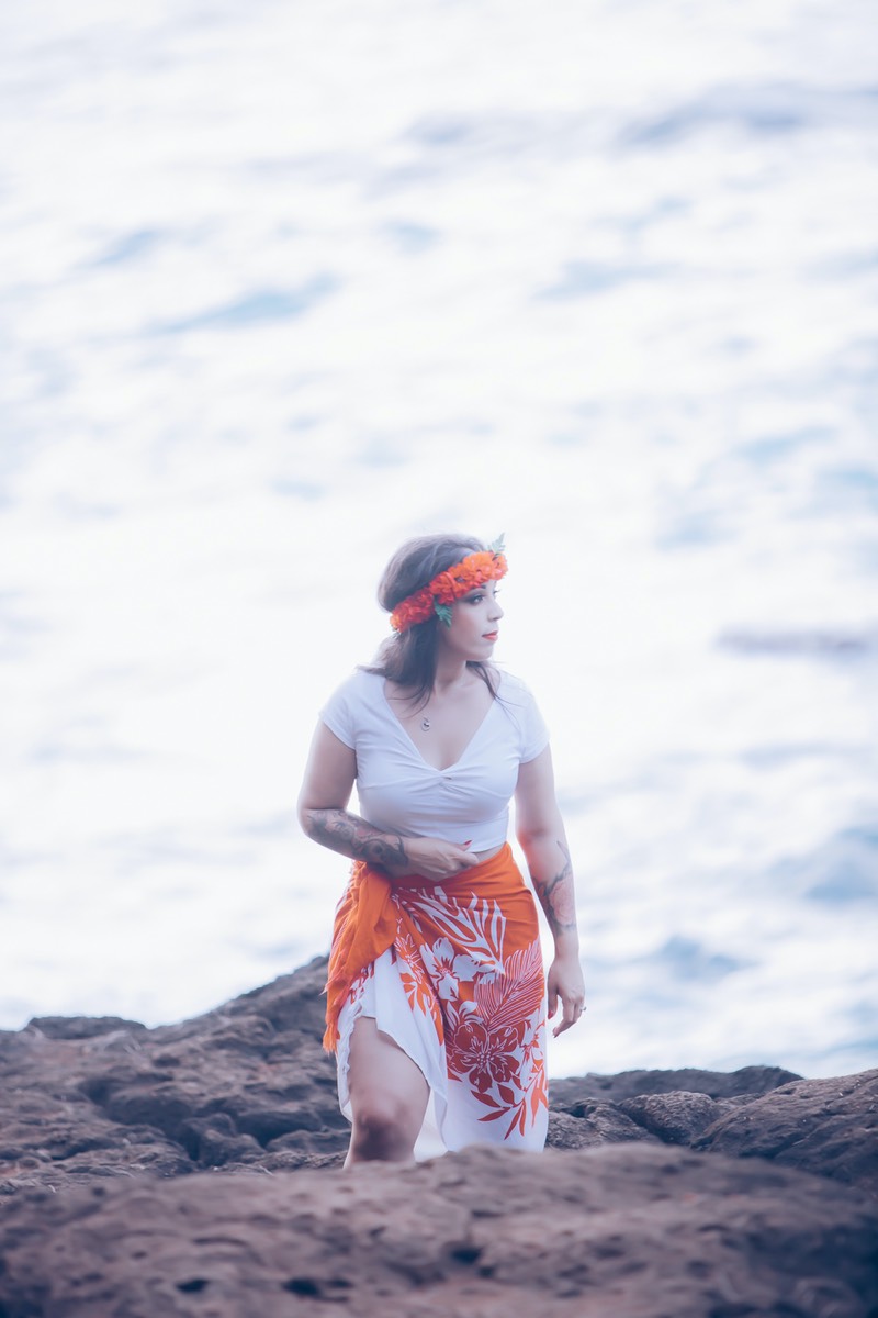 Alysha alone, in the Queens Bath sunset shoot by Kauai photographer Difraser